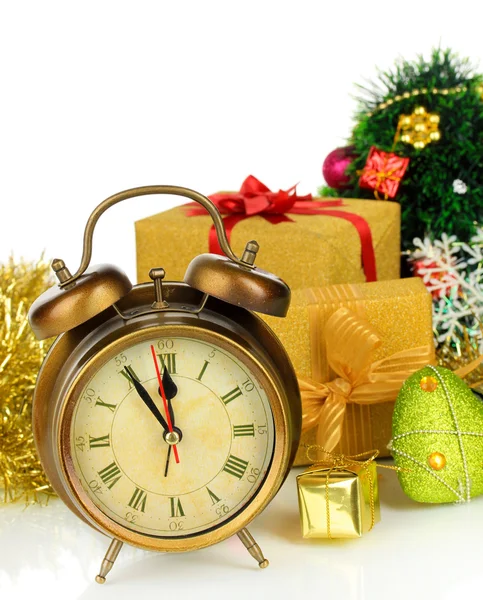 Composição de relógio e decorações de Natal isolados em branco — Fotografia de Stock