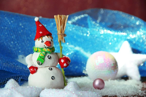 Bellissimo pupazzo di neve e decorazioni natalizie, su sfondo luminoso — Foto Stock