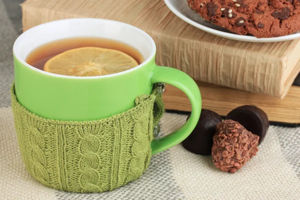 Cup of tea with knitted thing on it close up — Stock Photo, Image