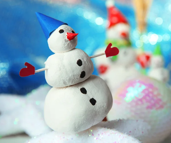 Hermosos muñecos de nieve y decoración de Navidad, sobre fondo brillante — Foto de Stock