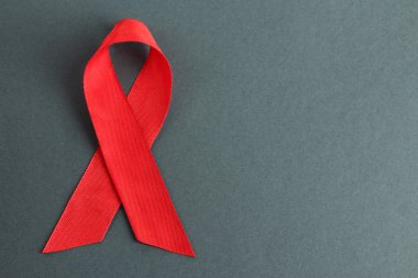 kırmızı kurdele HIV, AIDS gri arka plan üzerinde