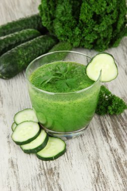 Tablo yakın çekim yeşil sebze suyu