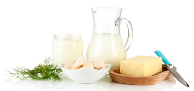 taze süt ürünleri üzerinde beyaz izole yeşillikleri ile