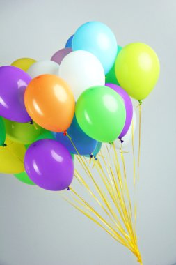 gri arka plan üzerinde renkli balonlar