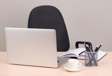 Bilgisayarlı ofis işyeri, kapat
