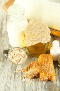yağlar ve ahşap masa yakın çekim bal bal ve süt spa