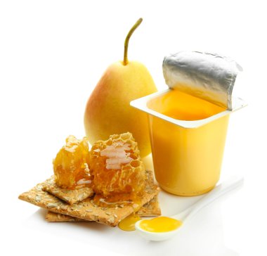 Açık plastik bardak ve bal tarak, meyve, üzerinde beyaz izole lezzetli tatlılar