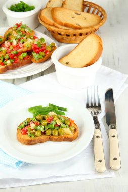 sandviç sebze ve plaka üzerinde ahşap masa yakın çekim yeşil