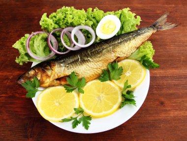 Ahşap masada füme balık.