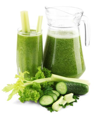 cam ve üzerinde beyaz izole sebze ve yeşil sebze suyu kabı