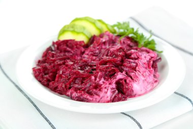 plaka üzerinde beyaz izole peçete üzerinde pancar salatası