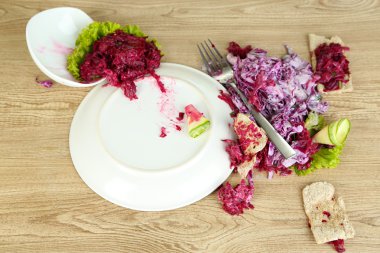 devrilmiş tabak yemek katında