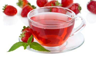 beyaz izole lezzetli çilek çayı