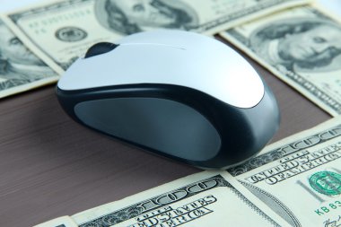 ahşap zemin üzerinde dolar üzerinde bilgisayar fare