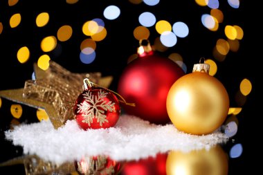 parlak arka masada güzel Noel kompozisyonu