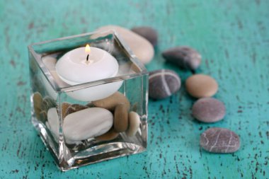 mum, su ve taş ahşap masa yakın çekim üzerinde dekoratif vazo