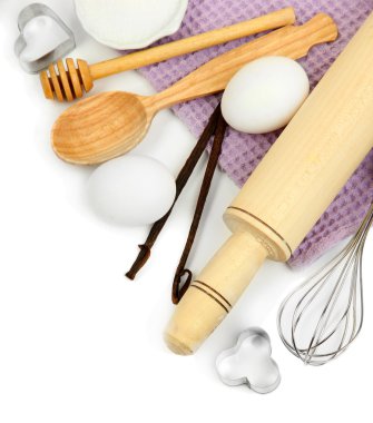 pişirme bir kavram. temel pişirme malzemeleri ve mutfak araçları üzerinde beyaz izole