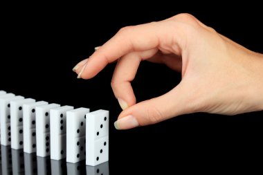 siyah üzerine izole Domino iterek el