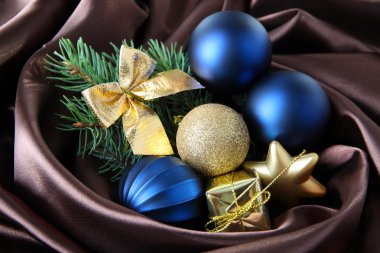 kahverengi saten kumaş üzerinde güzel bir Noel dekor