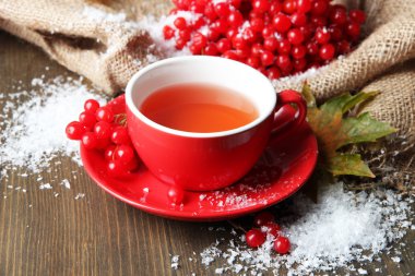 Kartopu çay Kupası, çilek ve karda ahşap zemin üzerinde çul peçete ile natürmort