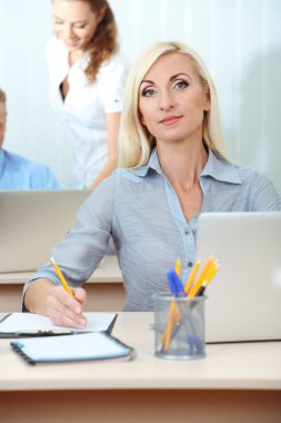 İşyerinde ofis çalışanları