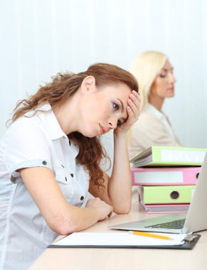 işyerinde ofiste kadın
