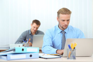 işyerinde ofiste adam