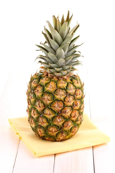 Ananas op witte houten tafel — Stockfoto