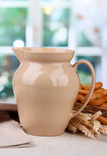 Vaso di latte, gustosi bagel e spikelets sul tavolo — Foto Stock