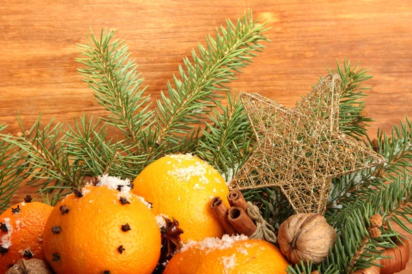 Composición navideña con naranjas y abeto, sobre fondo de madera — Foto de Stock