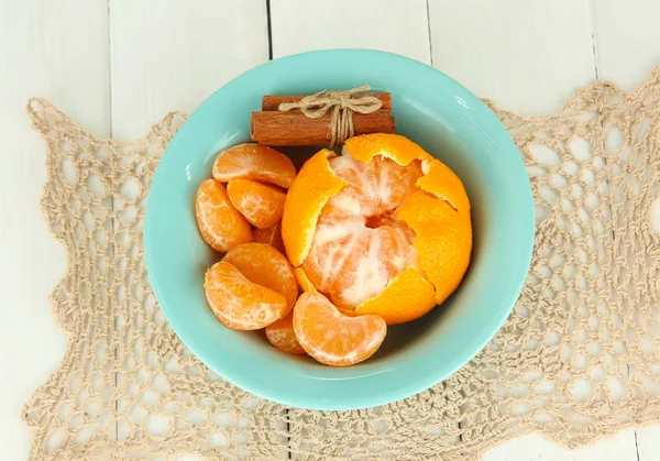 Mandarinas saborosas na placa de cor no fundo claro — Fotografia de Stock