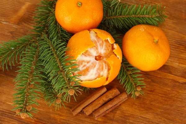 Mandarines savoureuses sur fond en bois — Photo