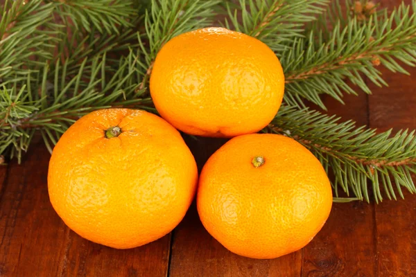 Sabrosas mandarinas sobre fondo de madera — Foto de Stock