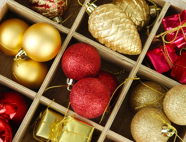 Caja de madera llena de decoraciones de Navidad fondo — Foto de Stock