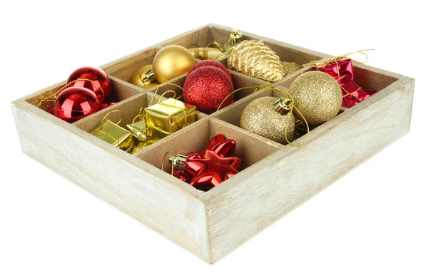木製箱いっぱいに白で隔離され、クリスマスの装飾 — ストック写真