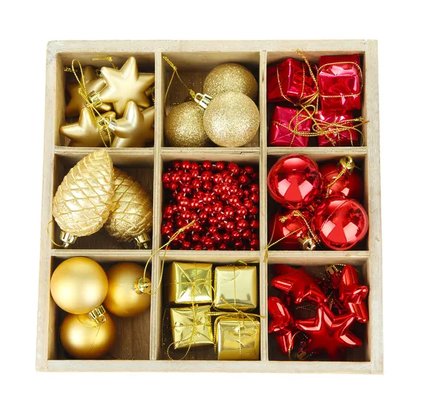 Caja de madera llena de decoraciones navideñas, aislada en blanco — Foto de Stock