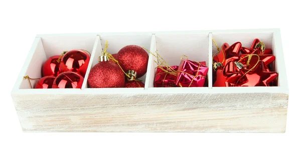 Caja de madera llena de decoraciones navideñas, aislada en blanco — Foto de Stock