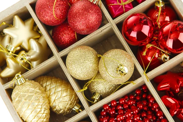 Caja de madera llena de decoraciones de Navidad fondo — Foto de Stock