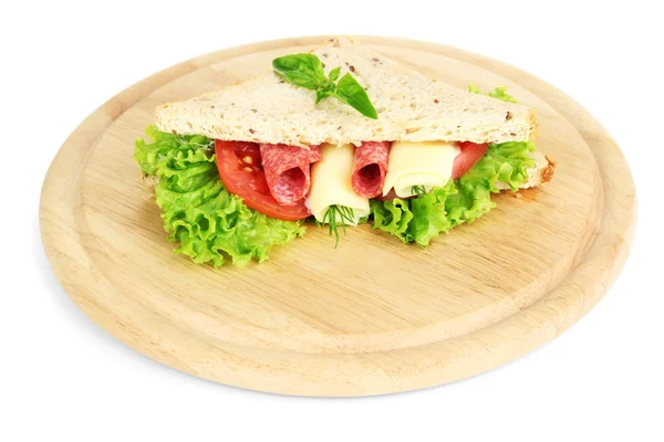 Ízletes szendvicseket szalámi kolbásszal és zöldségekkel, vágódeszka, elszigetelt fehér — Stock Fotó