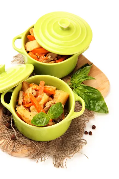 Fríe la carne de res casera con verduras en sartenes de color, aisladas en blanco — Foto de Stock