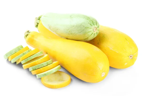 Diiris dan seluruh mentah zucchini, terisolasi pada putih — Stok Foto