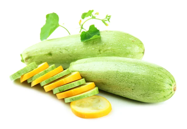 Gesneden en hele rauwe courgette, geïsoleerd op wit — Stockfoto