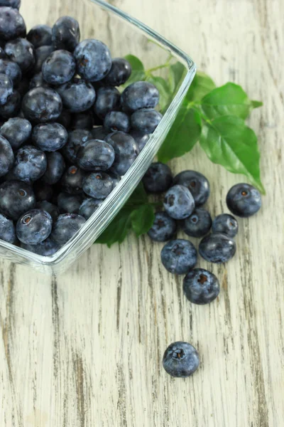 Blueberry dalam mangkuk kaca di atas meja kayu — Stok Foto