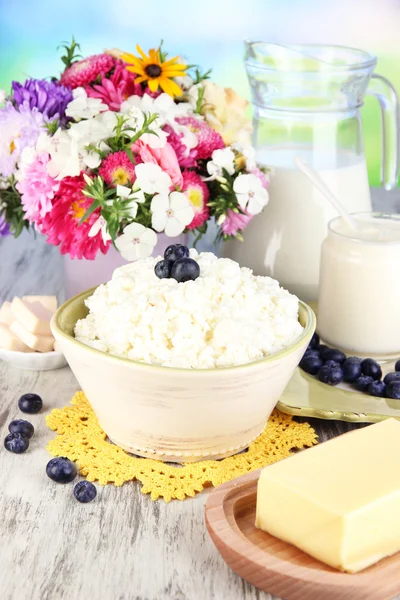 Fresh cottage cheese with blueberry on wooden table close-up — Stock Photo, Image