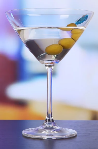 Martini com azeitonas verdes na mesa no bar — Fotografia de Stock