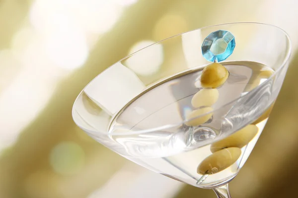 Martini avec olives vertes sur la table dans le bar — Photo