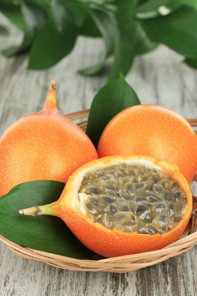Passie vruchten in rieten mand op tabel close-up — Stockfoto
