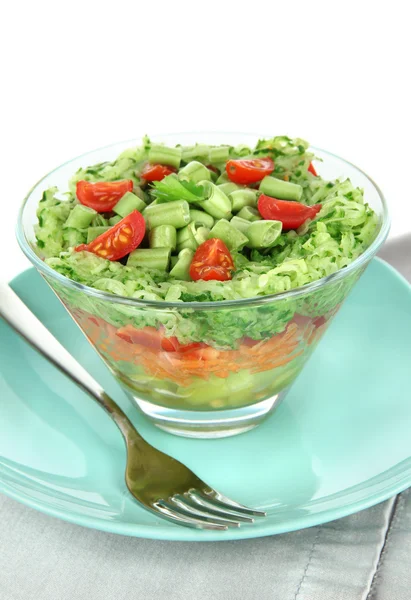 Salade savoureuse aux légumes frais, isolée sur du blanc — Photo