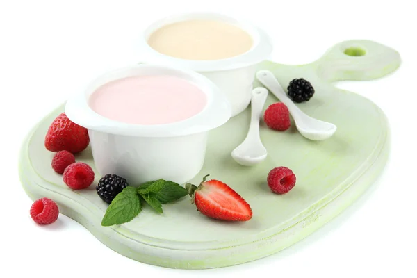 Delizioso yogurt con frutta e bacche isolate su bianco — Foto Stock