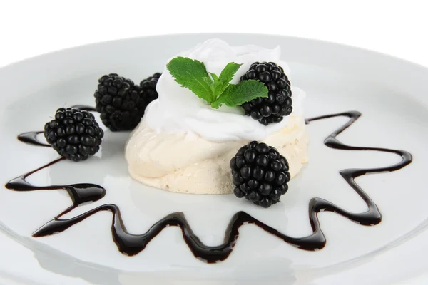 Sabroso pastel de merengue con bayas, aislado en blanco — Foto de Stock